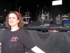 Me front row before the concert with my beloved t-shirt ... 